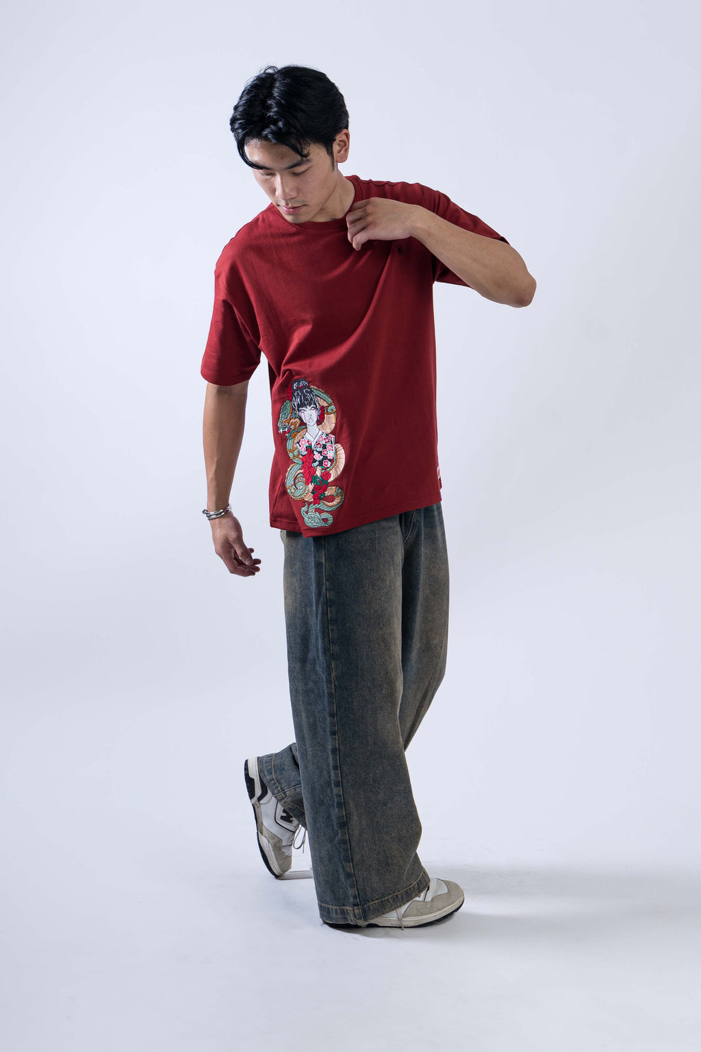 Men’s Streetwear Graphic Tee – Geisha with Red Dragon Artwork